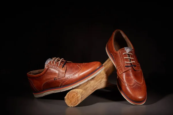 Moda Ayakkabıları Koyu Renkli Erkekler Için Yeni Kahverengi Klasik Ayakkabılar — Stok fotoğraf
