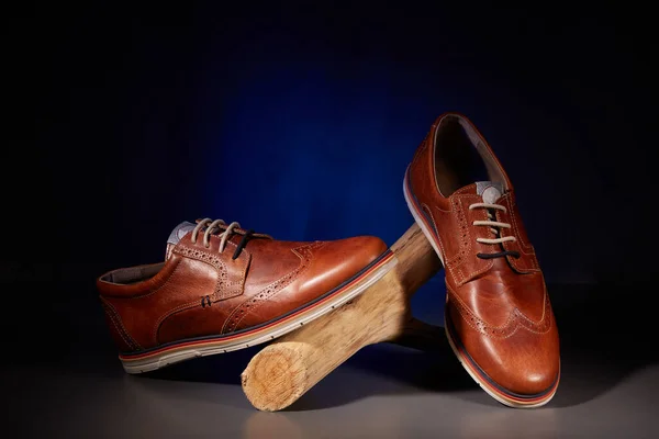 Moda Ayakkabıları Koyu Renkli Mavi Işıklı Erkekler Için Yeni Kahverengi — Stok fotoğraf