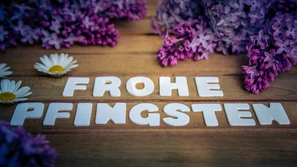 夹杂着紫丁香花束的霍尔特布雷特上快乐的五旬节话语 — 图库照片