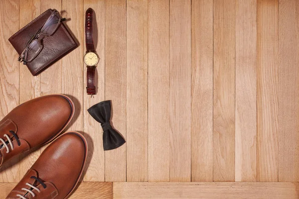 Kahverengi Ayakkabılı Saatli Cüzdanlı Gözlüklü Ahşap Arka Planda Modaya Uygun — Stok fotoğraf
