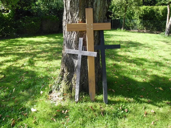 Trzy Krzyże Grobowe Opierające Się Drzewo — Zdjęcie stockowe
