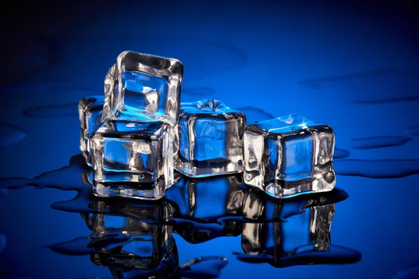 Кубики Льда Синем Фоне Капельками Воды Таяние Льда — стоковое фото