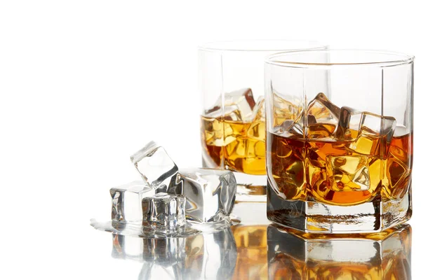 Due Bicchieri Whisky Scotch Con Cubetti Ghiaccio Fondo Bianco — Foto Stock