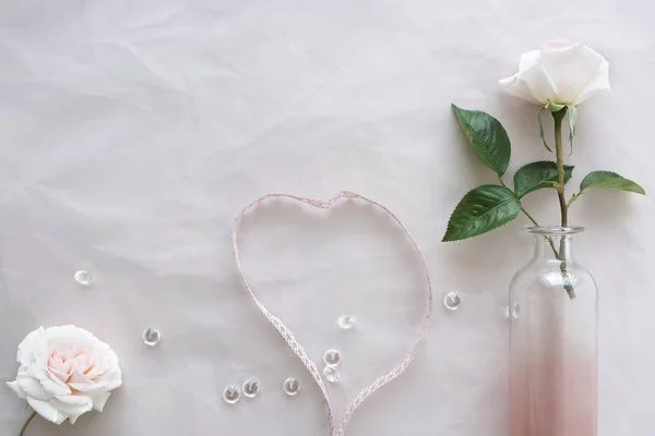 Rosas Casamento Branco Com Coração Brilho Fundo Rosa Amassado Vista — Fotografia de Stock