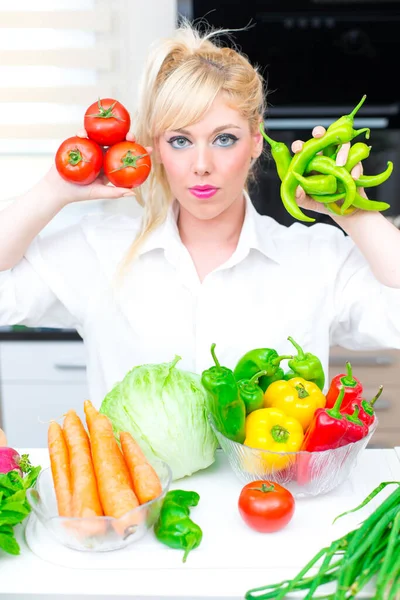 Hübsche Frau Der Küche Stockfoto