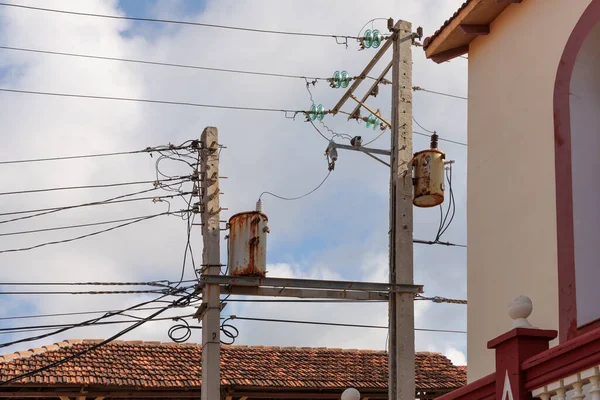 Viejo Ambiente Eléctrico Con Viejo Condensador Oxidado Techo Baracoa Cuba — Foto de Stock