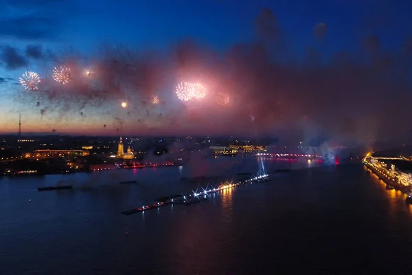 Hälsen Scarlet Sails Den Festliga Hälsningen Storslagen Pyrotekniska Fyrverkerier — Stockfoto