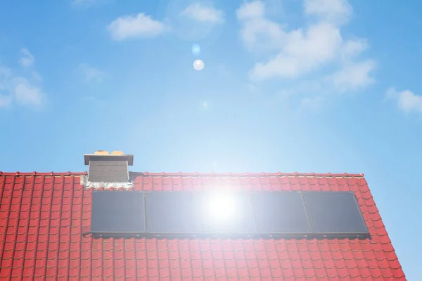 Tiszta Energia Napelemek Fotovoltaikus Tetőn Fényes Napfényvisszaverődés — Stock Fotó