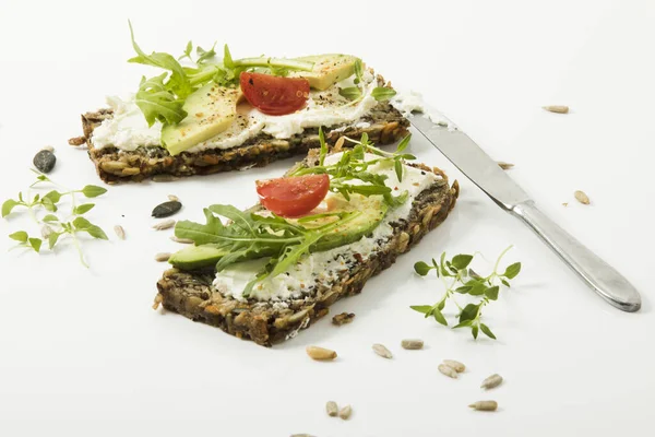 Veganes Hafer Vollkornflockenbrot Mit Frischkäse Avocado Ruccola Thymian Und Tomate — Stockfoto