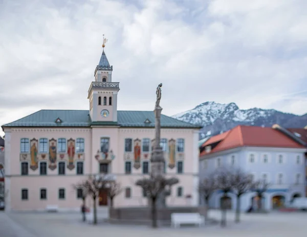 Bad Reichenhall Historisches Rathaus Mit Brunnen Bayern Deutschland Schneebedeckte Berge — Stockfoto