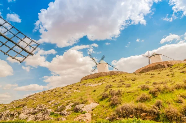 Vecchi Mulini Vento Sulla Collina Cielo Con Nuvole Consuegra Spagna — Foto Stock