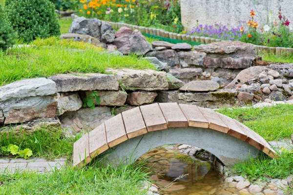 Modernes Gartendesign Steingarten Mit Teich Und Brücke Sommer — Stockfoto