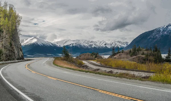 Rodovia Seward Curva Sob Céus Nublados Enquanto Passa Por Montanhas — Fotografia de Stock