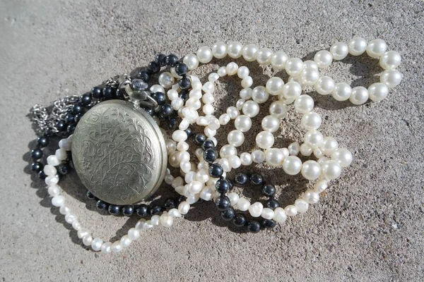 Collier Perles Pierres Sur Plage — Photo