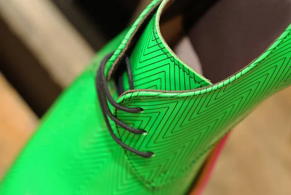 Tênis Verde Sobre Sapatos Femininos — Fotografia de Stock