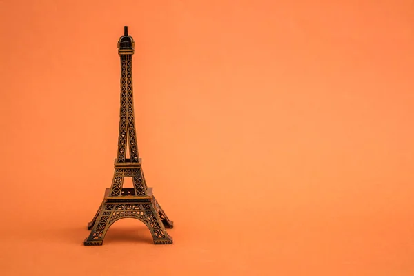 Statue Modell Des Eiffelturms Auf Orangefarbenem Hintergrund — Stockfoto