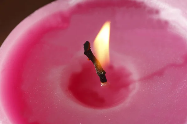 심지를 사용하여 촛불을 밝히는 분홍빛 — 스톡 사진