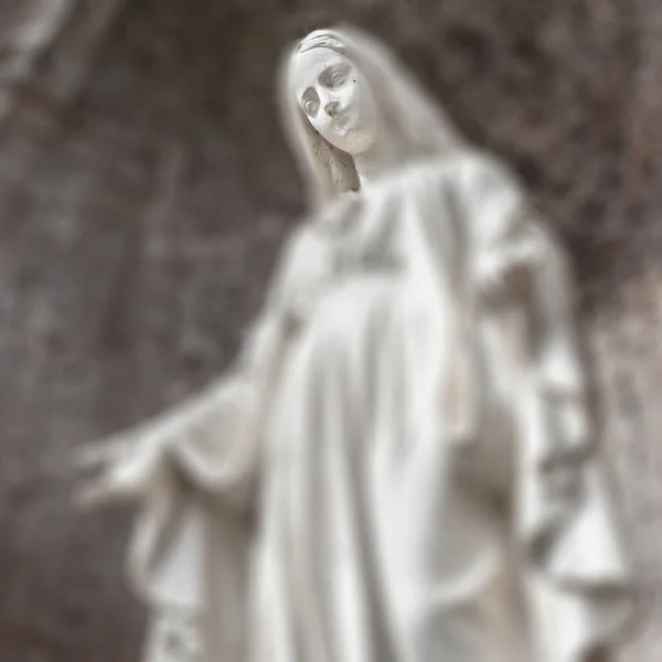 Unscharfes Bild Der Jungfrau Maria Statue Gezielter Fokus Auf Das — Stockfoto