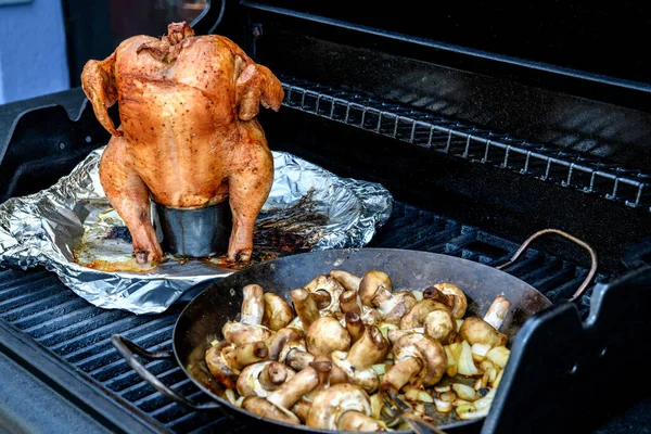 Croustillant Poulet Complètement Grillé Assis Sur Barbecue — Photo