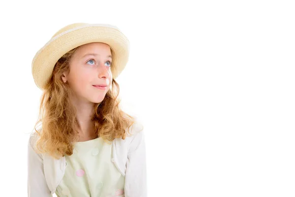 白いドレスとわらの帽子のブロンドの髪のいい女の子 — ストック写真