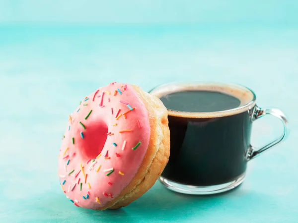 Donut Mit Rosa Und Weißer Tasse Kaffee Auf Holztisch — Stockfoto