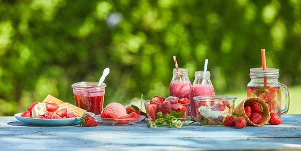 Tazones Jugos Batido Bayas Verano Frescos Saludables Vibrantes Entorno Mesa — Foto de Stock