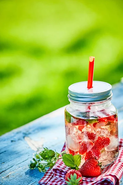 Frische Gekühlte Obst Und Beerenbowle Einem Glas Mit Strohhalm Auf — Stockfoto