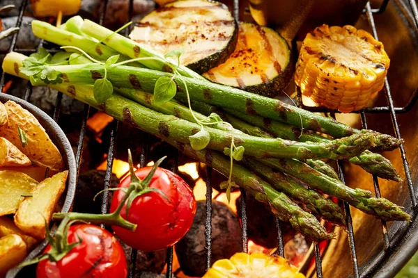 Verdure Fresche Salutari Grigliate Barbecue Con Zucchine Cunei Patate Asparagi — Foto Stock