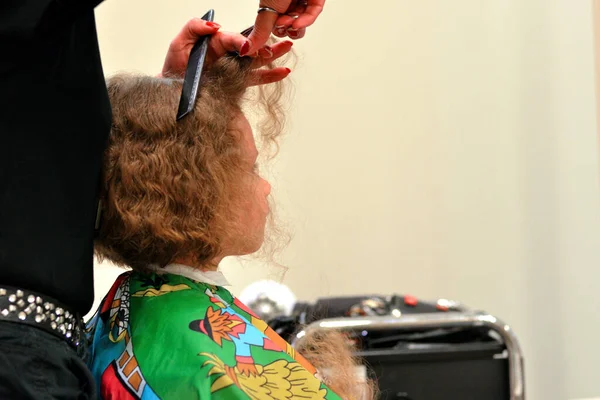 Boy Lets Hairdresser Cut Long Curled Hair — Stock Photo, Image