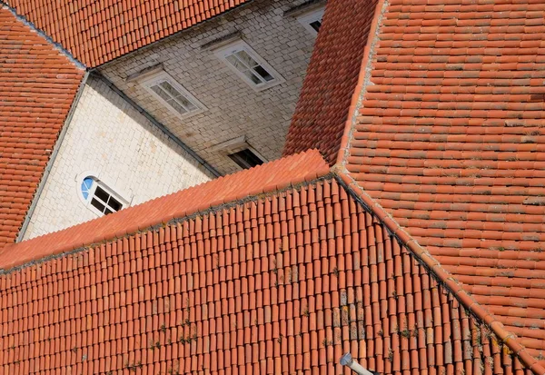 Oude Bakstenen Muur Met Dak Daken — Stockfoto