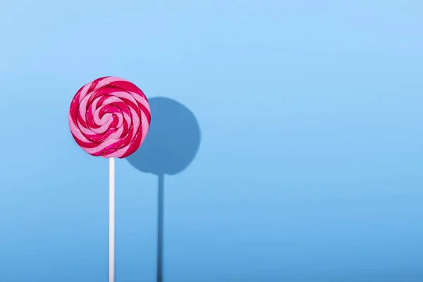 Różowe Cukierki Lolipop Cieniem Pastelowym Niebieskim Tle Minimalna Koncepcja Stylu — Zdjęcie stockowe