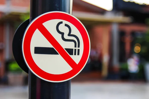 Nessun Segno Fumo Con Uno Sfondo Sfocato — Foto Stock