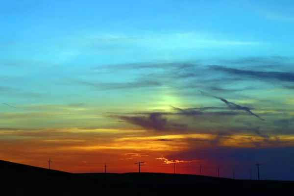 Ein Bunter Sonnenuntergang Hinter Strommasten Auf Einem Feld Sonnenuntergang Hinter — Stockfoto