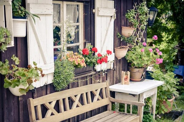 Ein Garten Mit Einer Hütte Mit Blumen Sommer — Stockfoto