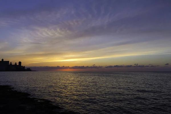 Zonsondergang Malecon Atlantische Oceaan Met Woongebouw Achtergrond Havana Cuba — Stockfoto