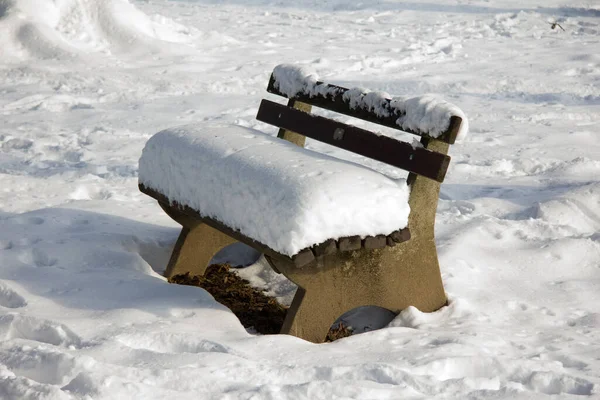冬季长椅上覆盖着雪 — 图库照片