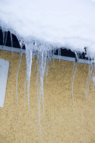 Śnieżny Dach Pochyłymi Soplami Zimie Ciągu Dnia — Zdjęcie stockowe