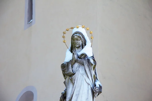 겨울에 눈으로 부분적으로 가톨릭 황금할 마리아 — 스톡 사진