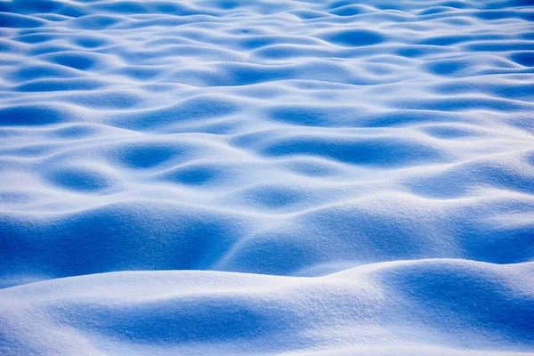 Geploegd Veld Bedekt Met Sneeuw Als Blauwe Golven Dag Winter — Stockfoto