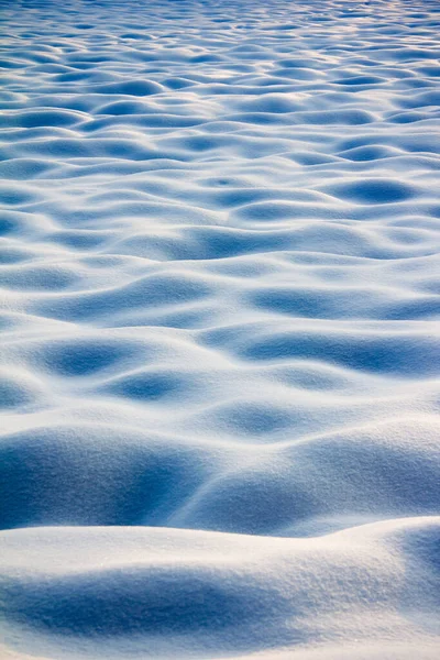 Geploegd Veld Bedekt Met Sneeuw Als Blauwe Golven Dag Winter — Stockfoto