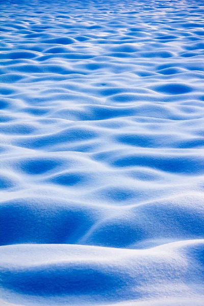 在冬天的日子里 耕地被雪覆盖得像蓝色的波浪 — 图库照片