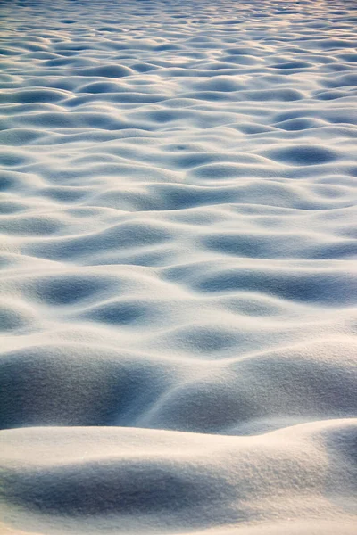 Campo Arado Cubierto Nieve Como Olas Azules Día Invierno —  Fotos de Stock