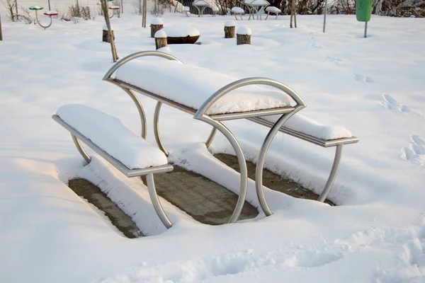 Assentos Metal Modernos Cobertos Neve Uma Paisagem Neve Dia Inverno — Fotografia de Stock