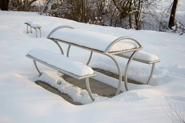 Assentos Metal Modernos Cobertos Neve Uma Paisagem Neve Dia Inverno — Fotografia de Stock