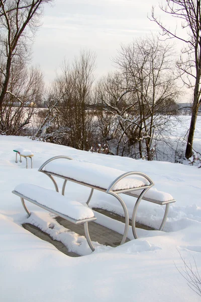 Assentos Metal Modernos Cobertos Neve Uma Paisagem Neve Dia Inverno — Fotografia de Stock