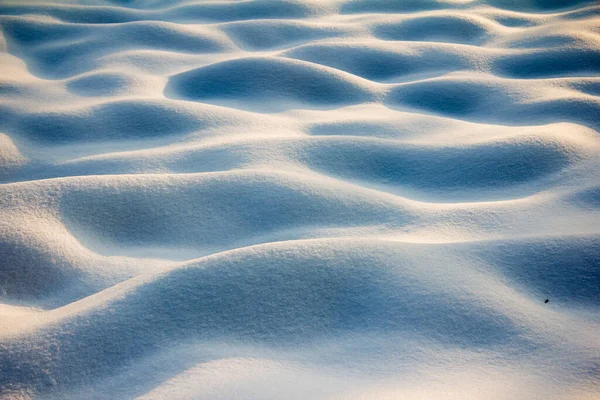 Zaorane Pole Pokryte Śniegiem Jak Niebieskie Fale Dzień Zimie — Zdjęcie stockowe
