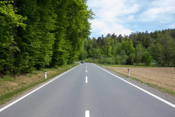 Strada Asfaltata Asciutta Campagna Primavera Giorno — Foto Stock