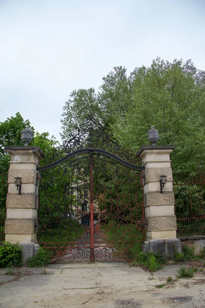 Large Gate Old Castle Countryside Spring Day — Stock Photo, Image