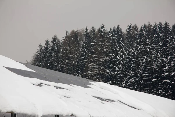 Impianto Fotovoltaico Coperto Neve Inverno Durante Giorno — Foto Stock