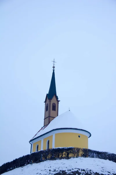 日中は雪の礼拝堂 — ストック写真